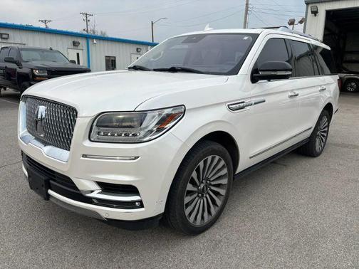 White 2018 Lincoln Navigator Reserve