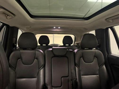 Gold 2017 Volvo XC90 T6 Momentum