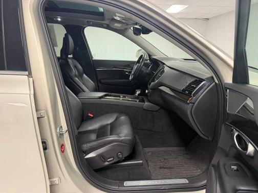 Gold 2017 Volvo XC90 T6 Momentum