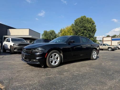 Pitch Black Clearcoat 2016 Dodge Charger SE