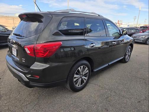 2017 Nissan Pathfinder SV