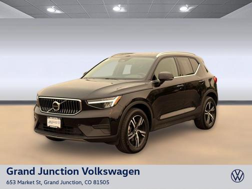 Onyx Black Metallic 2025 Volvo XC40 B5 Core Bright Theme