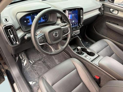 Onyx Black Metallic 2025 Volvo XC40 B5 Core Bright Theme