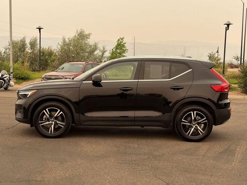 Onyx Black Metallic 2025 Volvo XC40 B5 Core Bright Theme