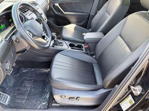Deep Black Pearl 2023 Volkswagen Tiguan 2.0T SE R-Line Black