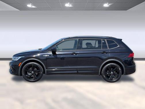 Deep Black Pearl 2023 Volkswagen Tiguan 2.0T SE R-Line Black