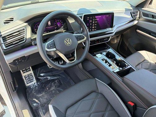 Pure White 2025 Volkswagen Atlas 2.0T Peak Edition