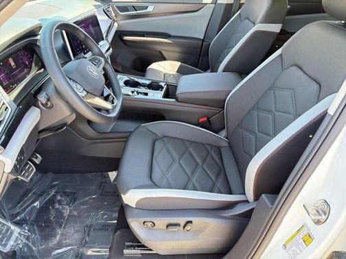 Pure White 2025 Volkswagen Atlas 2.0T Peak Edition