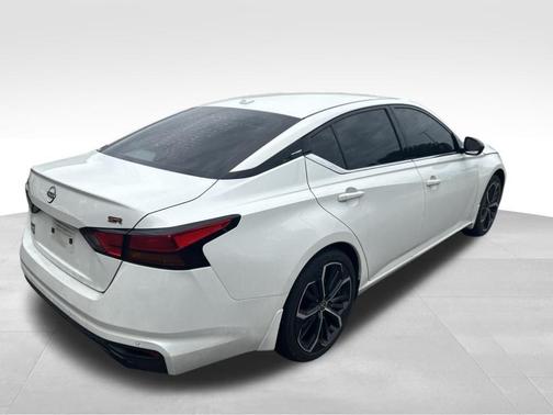 White 2024 Nissan Altima 2.5 SR