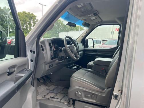 2017 Nissan NV Passenger NV3500 HD SV V6/SV V8