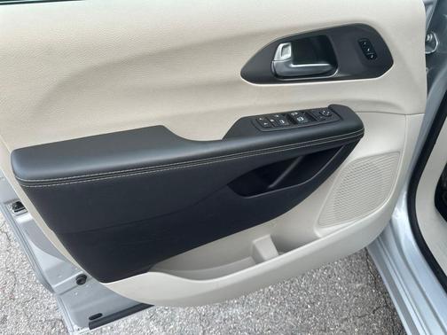 Silver Mist Clearcoat 2024 Chrysler Pacifica Touring-L