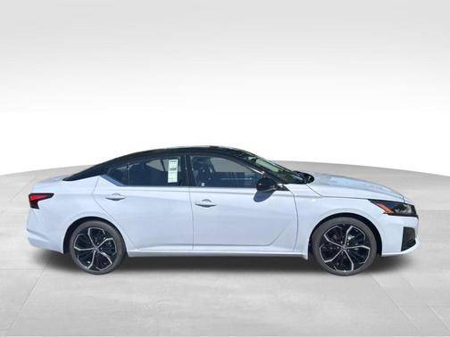 2t Gry Blk Roof 2026 Nissan Altima 2.5 SR