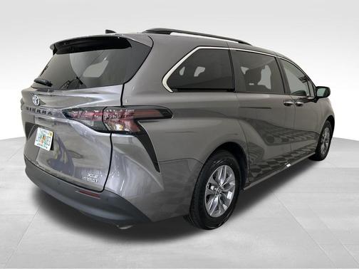 2024 Toyota Sienna XLE