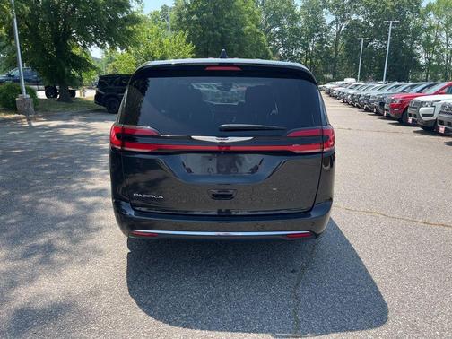 2024 Chrysler Pacifica Touring-L