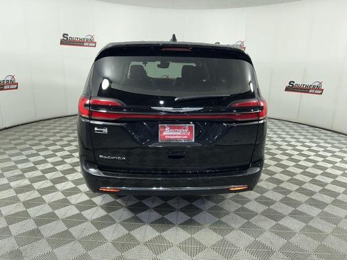2024 Chrysler Pacifica Touring-L