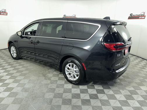2024 Chrysler Pacifica Touring-L
