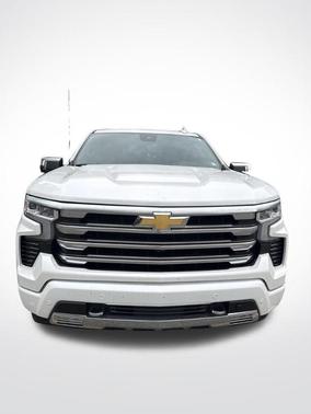 Iridescent Pearl Tricoat 2024 Chevrolet Silverado 1500 High Country