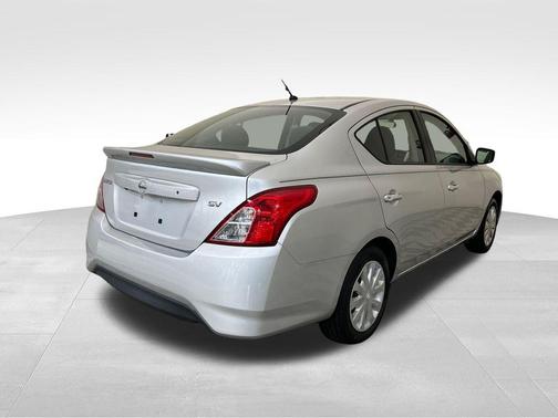 Brilliant Silver Metallic 2019 Nissan Versa 1.6 SV