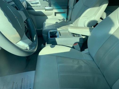 Photo 4 of 4 of 2008 Chrysler Town & Country Touring