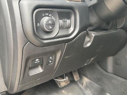 Bright White Clearcoat 2020 RAM 1500 Laramie