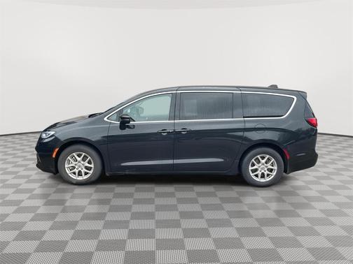 Brilliant Black Crystal Pearlcoat 2023 Chrysler Pacifica Touring-L