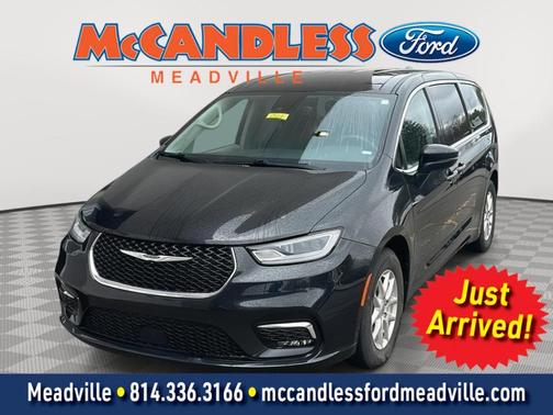 Brilliant Black Crystal Pearlcoat 2023 Chrysler Pacifica Touring-L