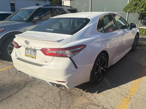 Super White 2018 Toyota Camry SE