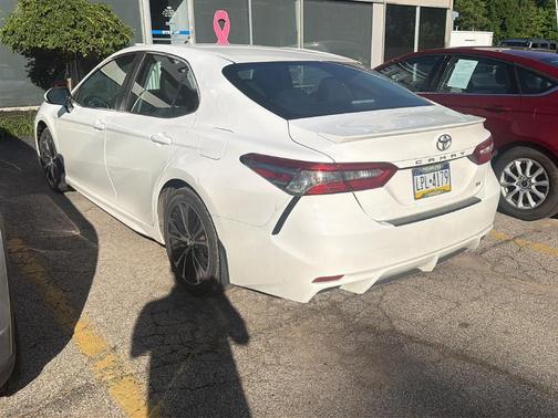 Super White 2018 Toyota Camry SE