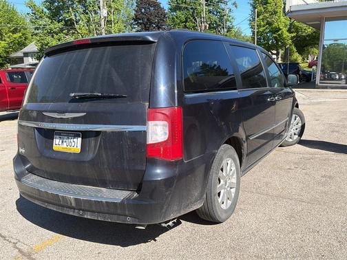 Blackberry Pearlcoat 2011 Chrysler Town & Country Touring-L