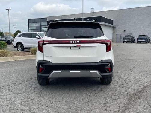 Clear White/Black Roof 2026 Kia Seltos S