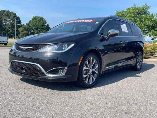 Brilliant Black Crystal Pearlcoat 2017 Chrysler Pacifica Limited