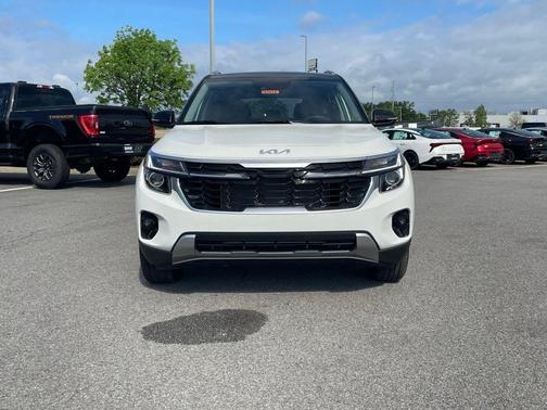 Clear White/Black Roof 2026 Kia Seltos S