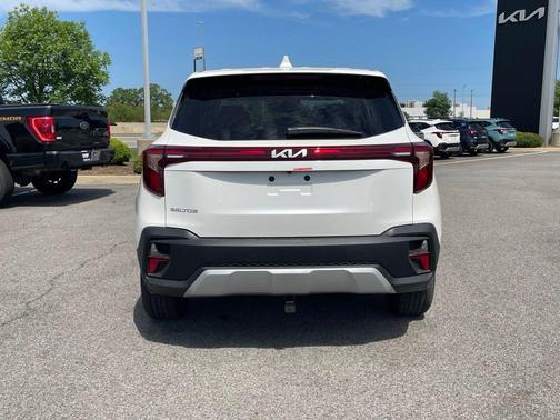 White Pearl 2026 Kia Seltos LX
