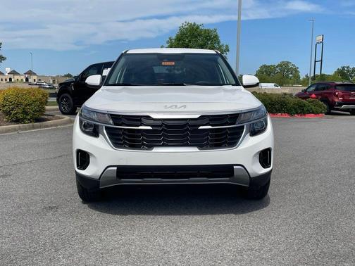 White Pearl 2026 Kia Seltos LX