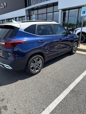 Dark Ocean Blue/White Roof 2023 Kia Seltos S