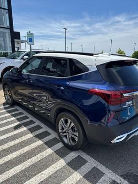 Dark Ocean Blue/White Roof 2023 Kia Seltos S