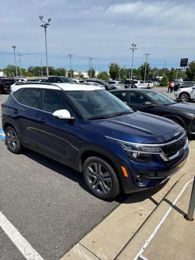 Dark Ocean Blue/White Roof 2023 Kia Seltos S