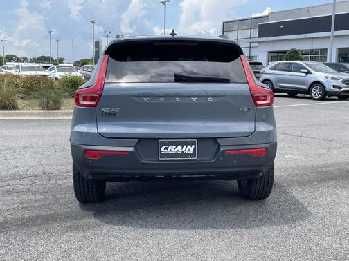2022 Volvo XC40 T5 R-Design