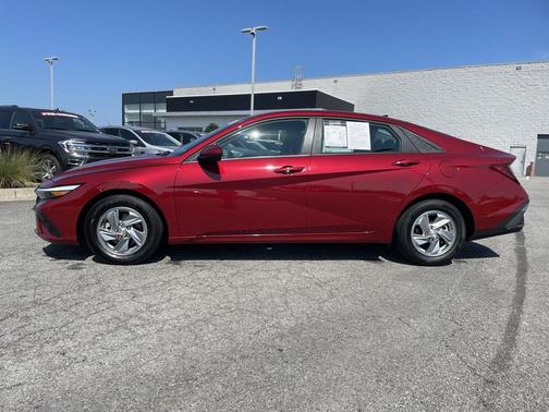 2024 Hyundai ELANTRA SE