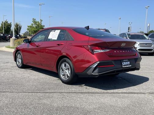 2024 Hyundai ELANTRA SE