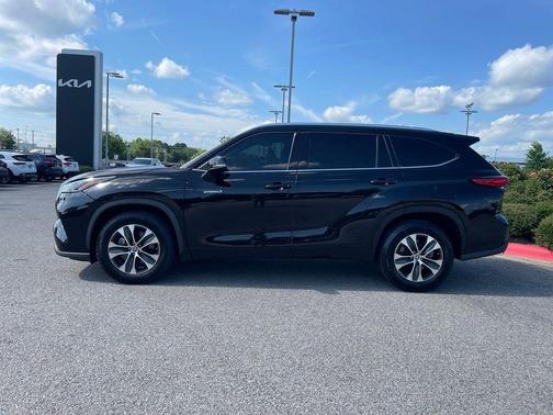 Midnight Black Metallic 2021 Toyota Highlander Hybrid XLE