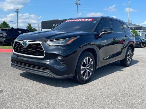 Midnight Black Metallic 2021 Toyota Highlander Hybrid XLE