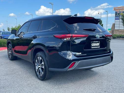 Midnight Black Metallic 2021 Toyota Highlander Hybrid XLE