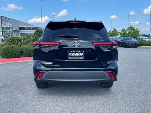 Midnight Black Metallic 2021 Toyota Highlander Hybrid XLE