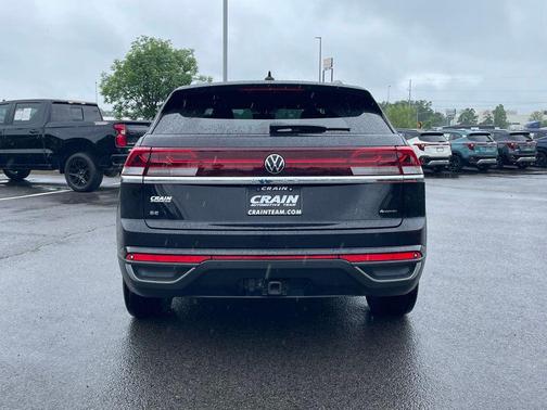 Deep Black Pearl 2024 Volkswagen Atlas Cross Sport 2.0T SE w/Technology 4MOTION