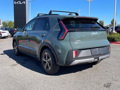 Green 2027 Kia Niro LX