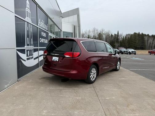2022 Chrysler Voyager LX