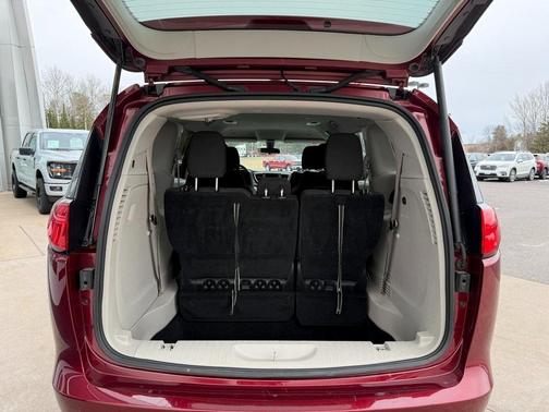 2022 Chrysler Voyager LX