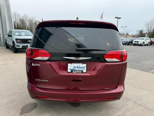 2022 Chrysler Voyager LX