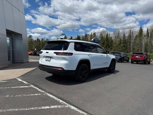 Bright White Clearcoat 2023 Jeep Grand Cherokee L Laredo